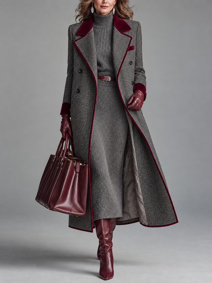 Elegante cappotto lungo in lana a spina di pesce con dettagli in velluto bordeaux