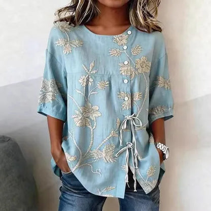 Flor | Blusa con bordado floral en relieve y lazada lateral