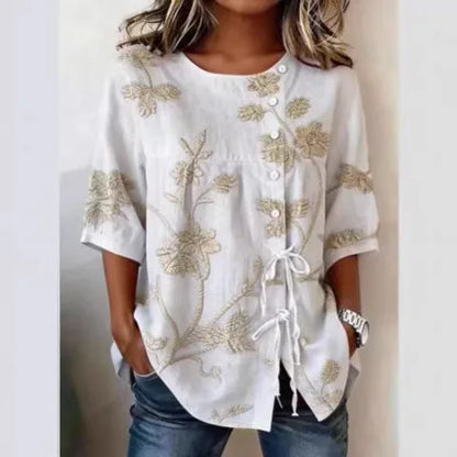 Flor | Blusa con bordado floral en relieve y lazada lateral