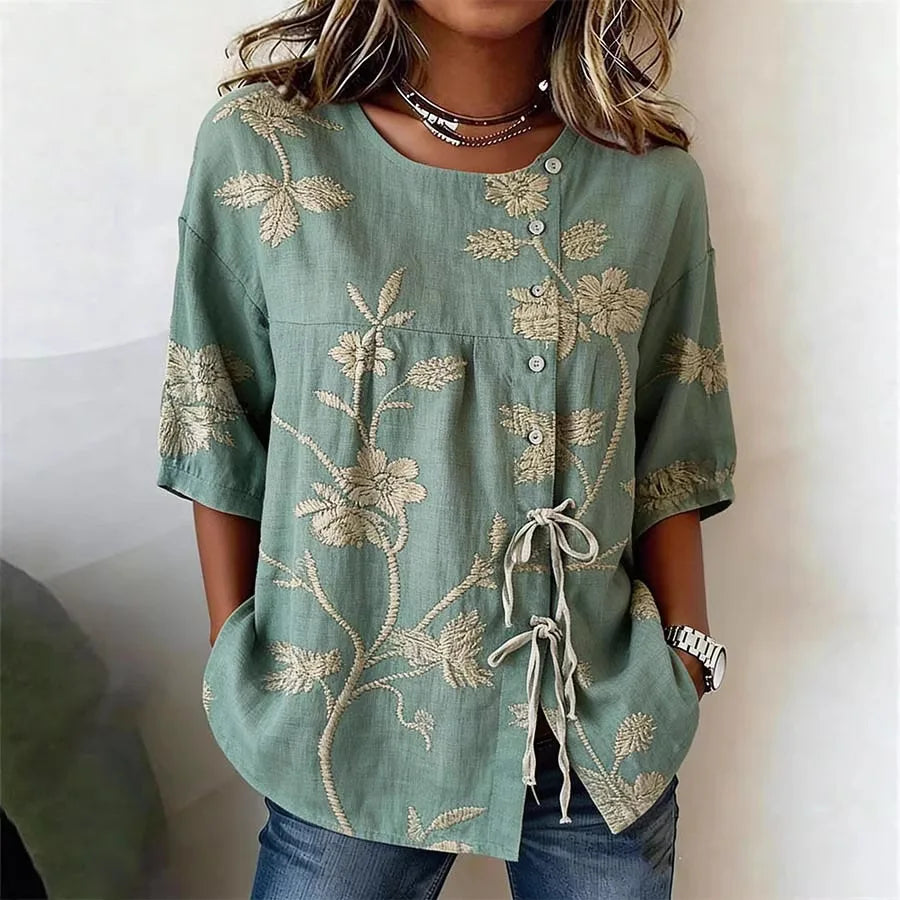 Flor | Blusa con bordado floral en relieve y lazada lateral