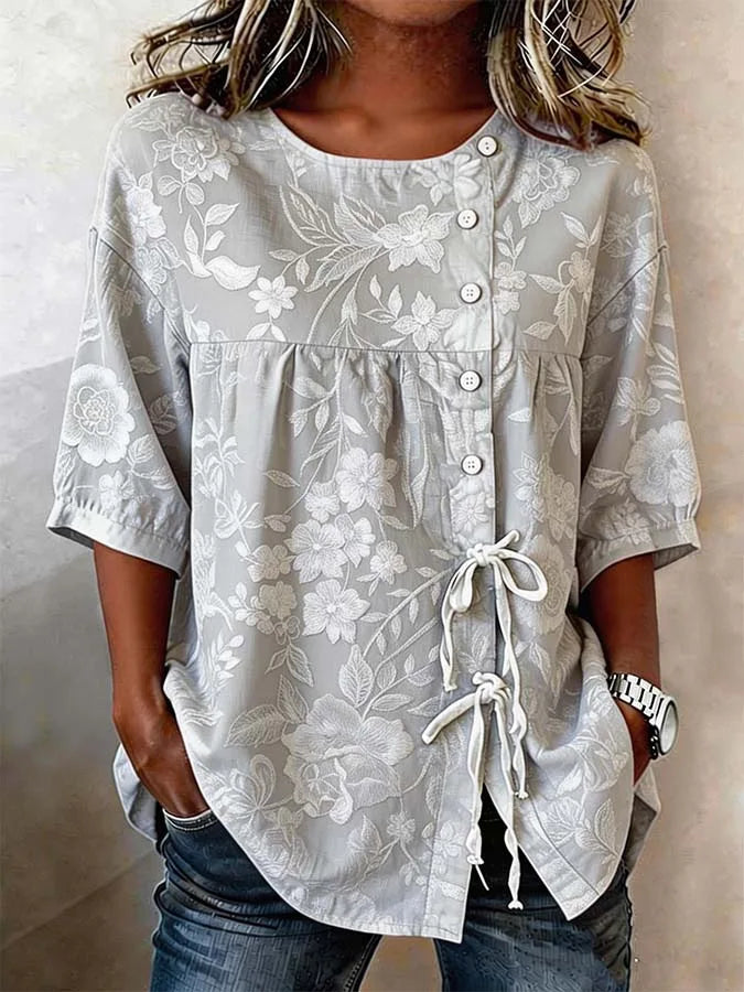 Flor | Blusa con bordado floral en relieve y lazada lateral