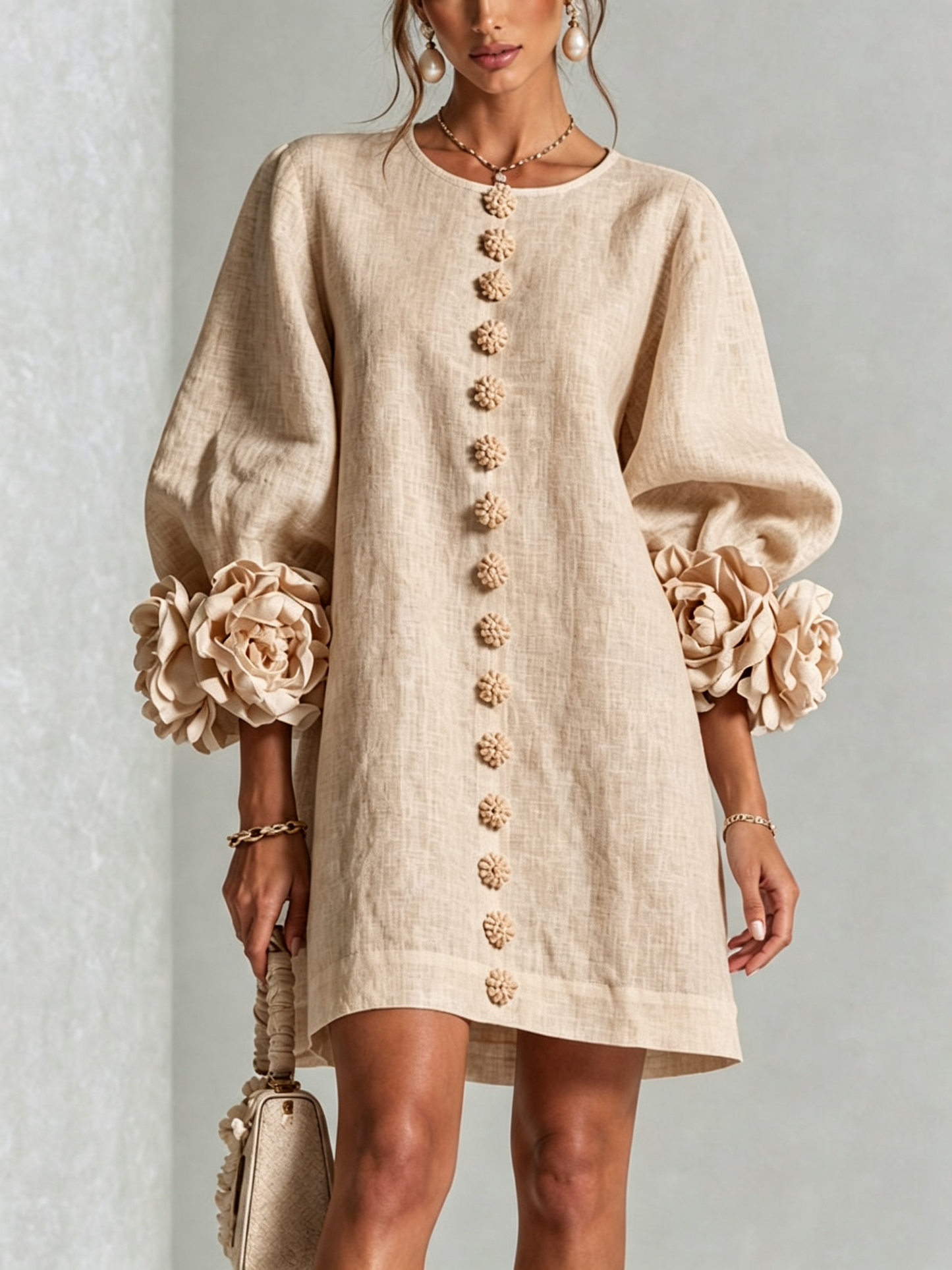 Chiara | Minivestido de mezcla de lino con puños de rosas, blanco