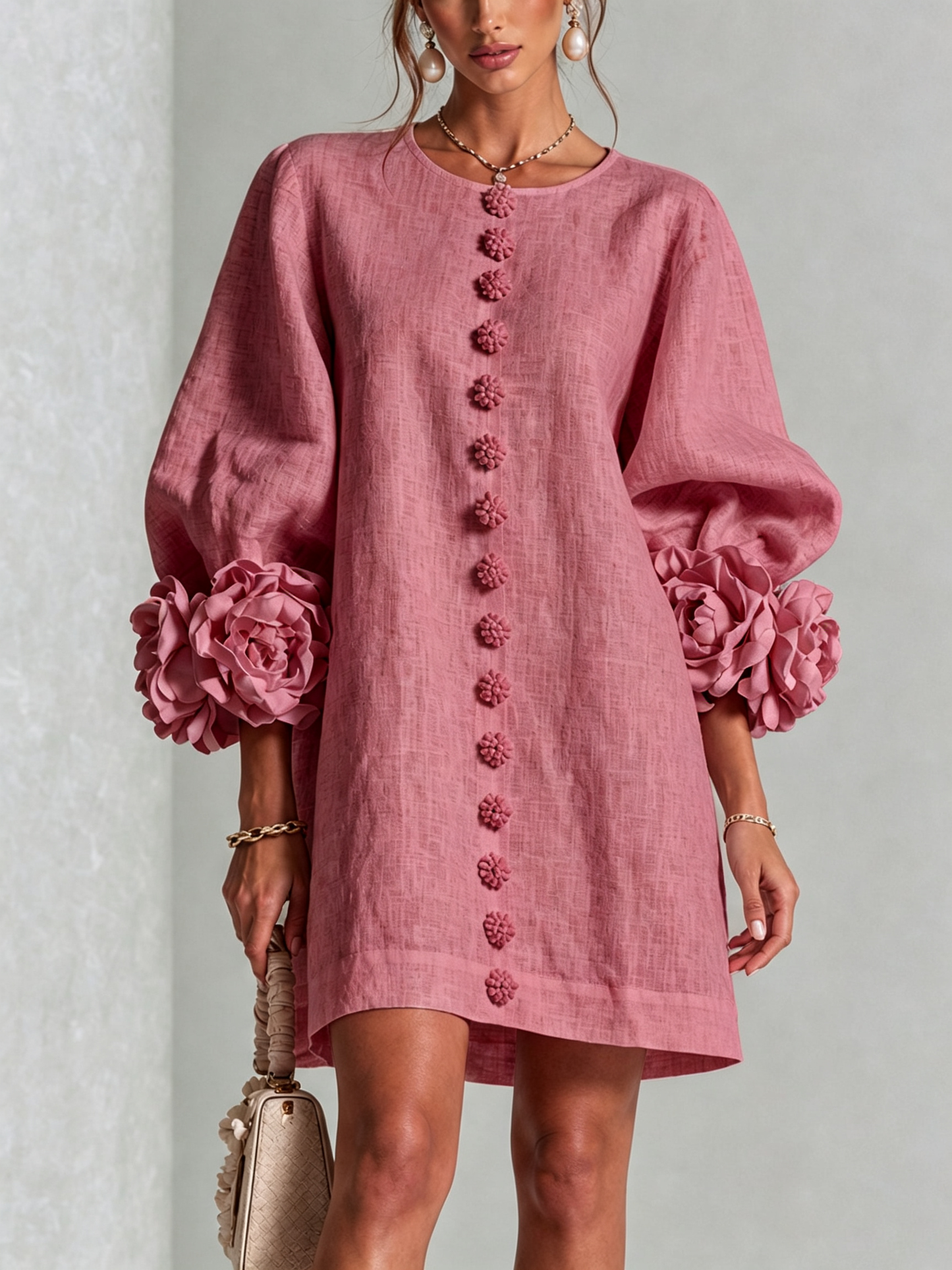 Chiara | Minivestido de mezcla de lino con puños de rosas, blanco