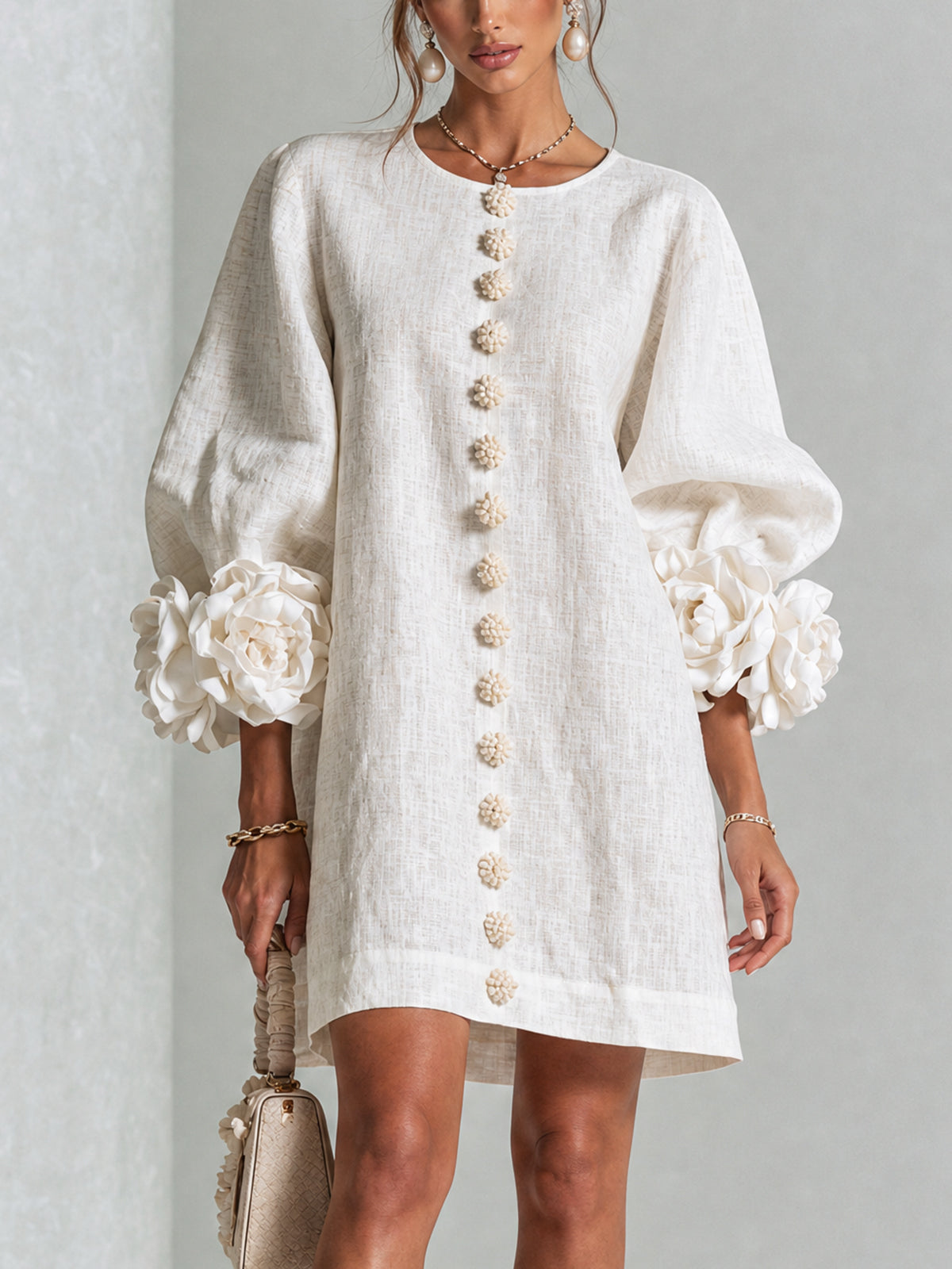 Chiara | Minivestido de mezcla de lino con puños de rosas, blanco