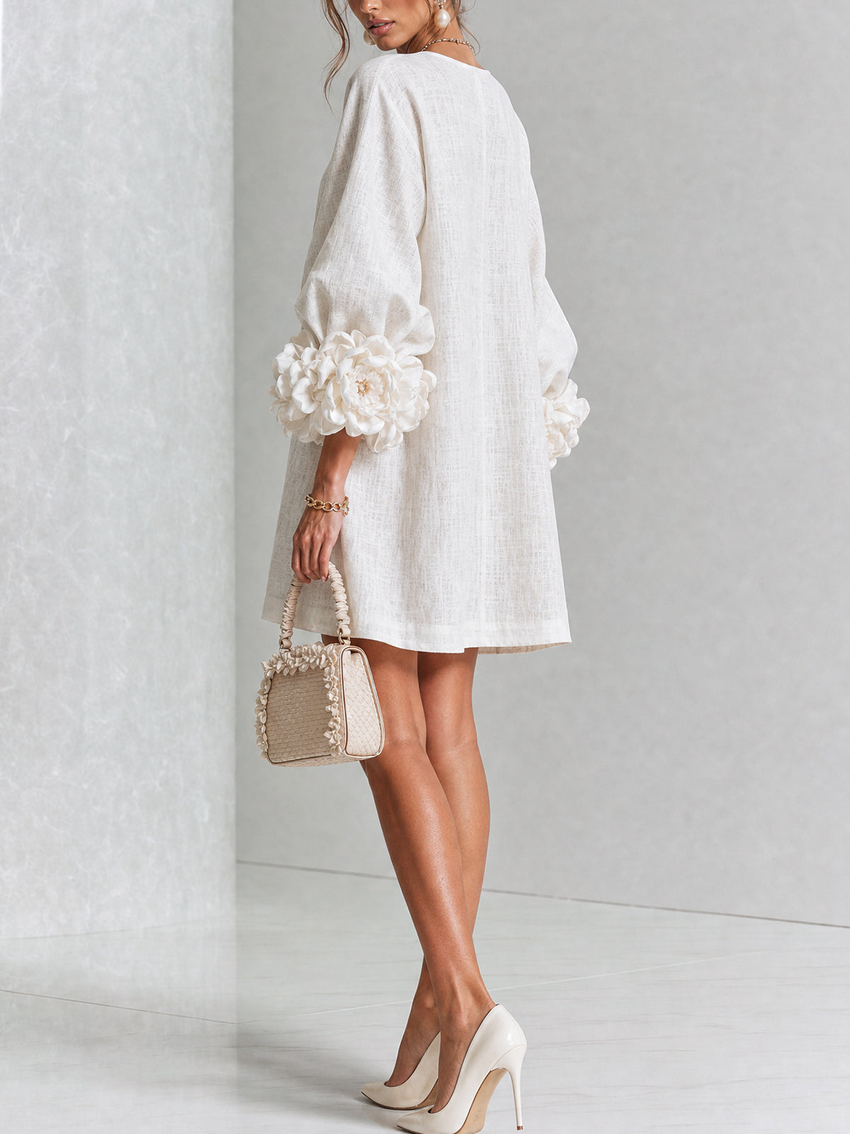 Chiara | Minivestido de mezcla de lino con puños de rosas, blanco
