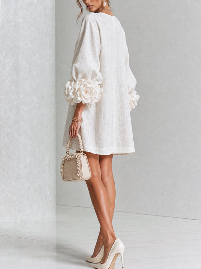 Chiara | Minivestido de mezcla de lino con puños de rosas, blanco