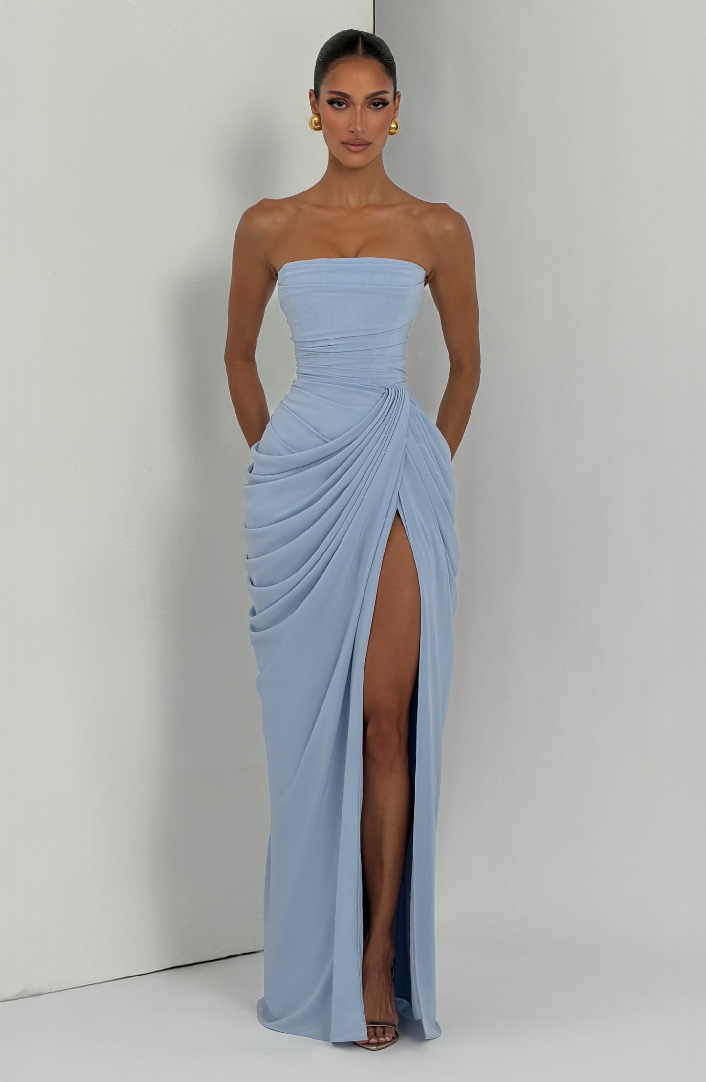 Valentina | Vestido maxi sin tirantes con corset y drapeado asimétrico