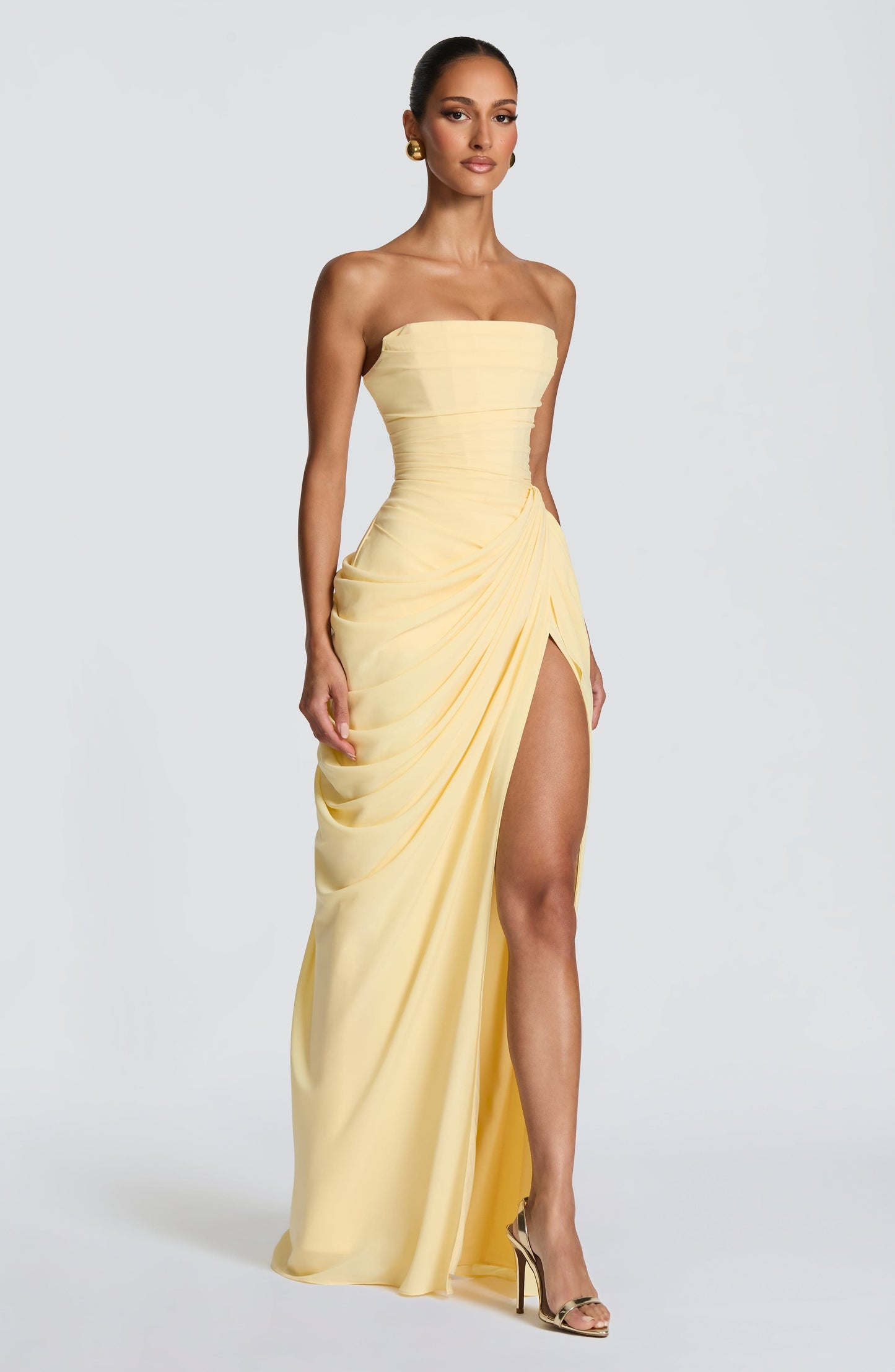 Valentina | Vestido maxi sin tirantes con corset y drapeado asimétrico