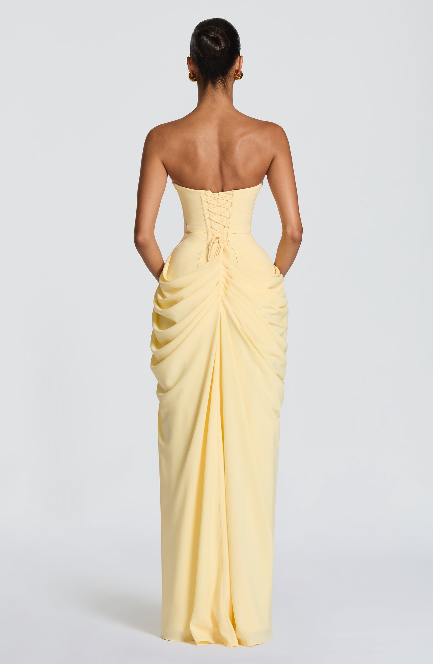 Valentina | Vestido maxi sin tirantes con corset y drapeado asimétrico