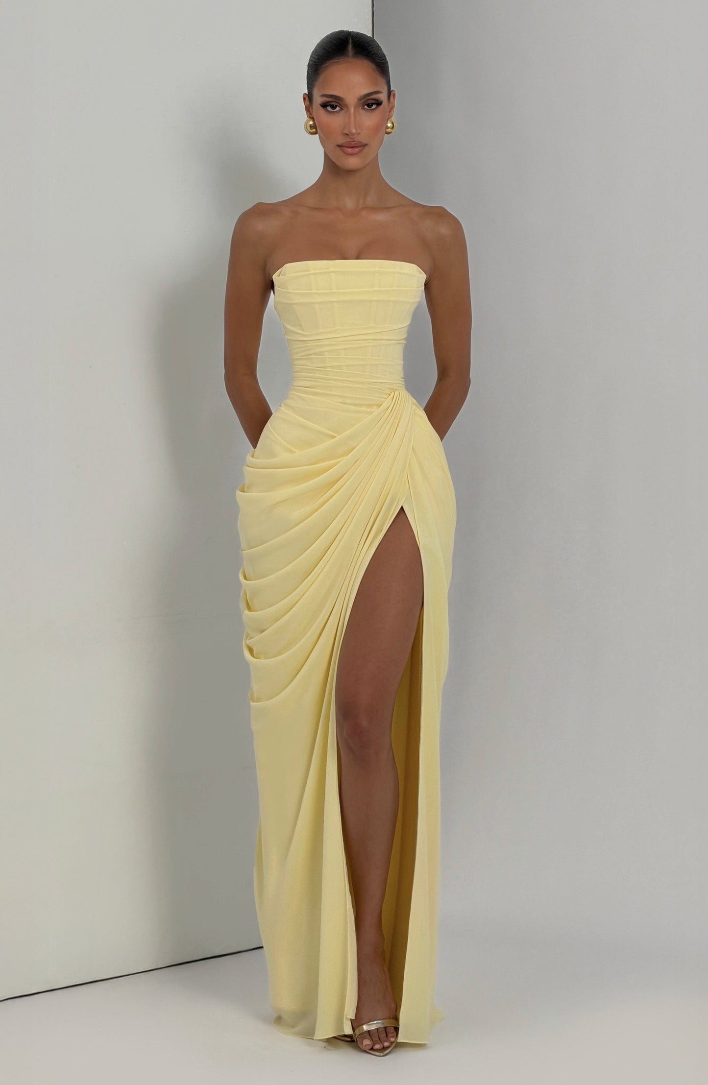Valentina | Vestido maxi sin tirantes con corset y drapeado asimétrico