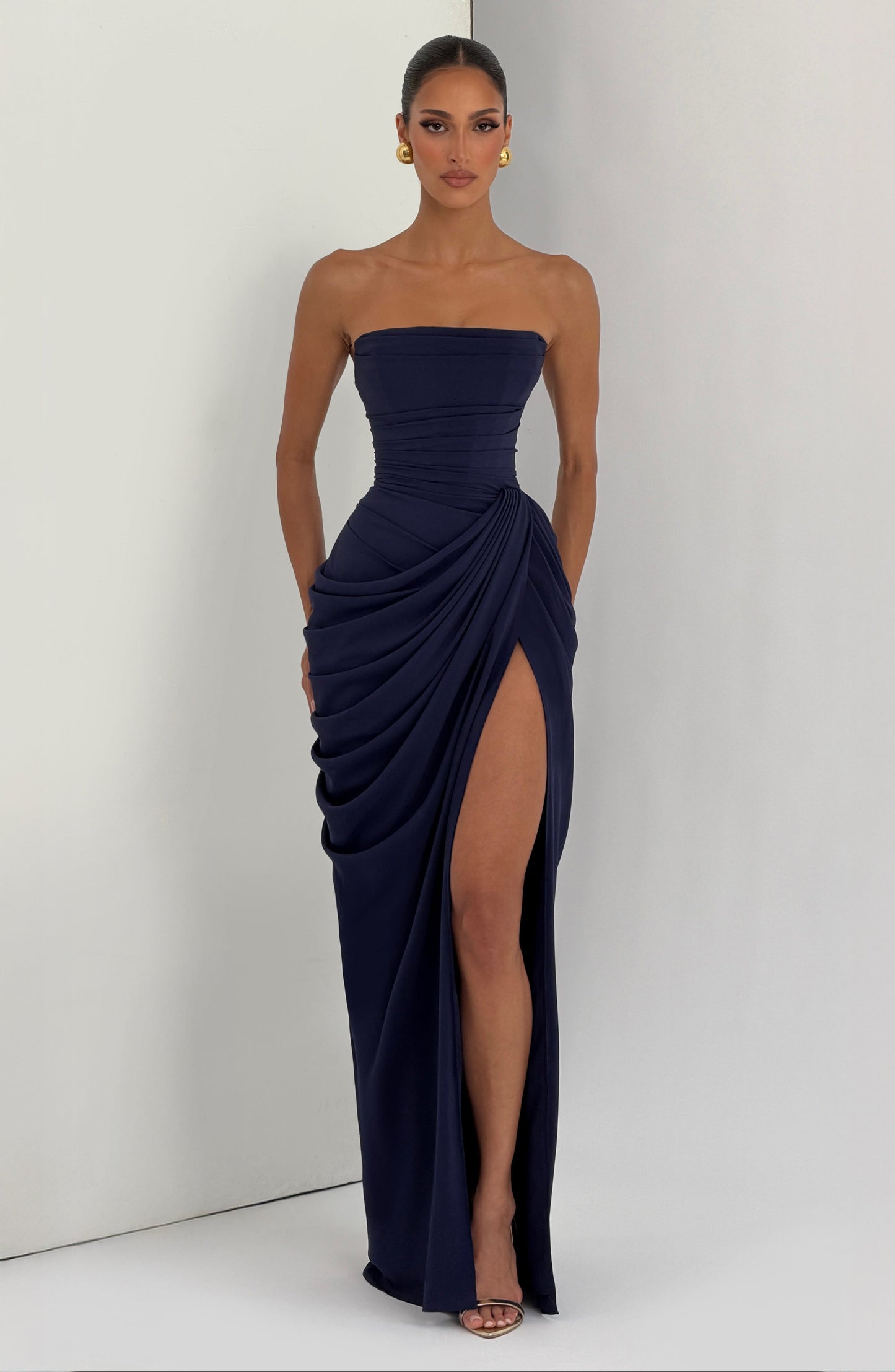 Valentina | Vestido maxi sin tirantes con corset y drapeado asimétrico