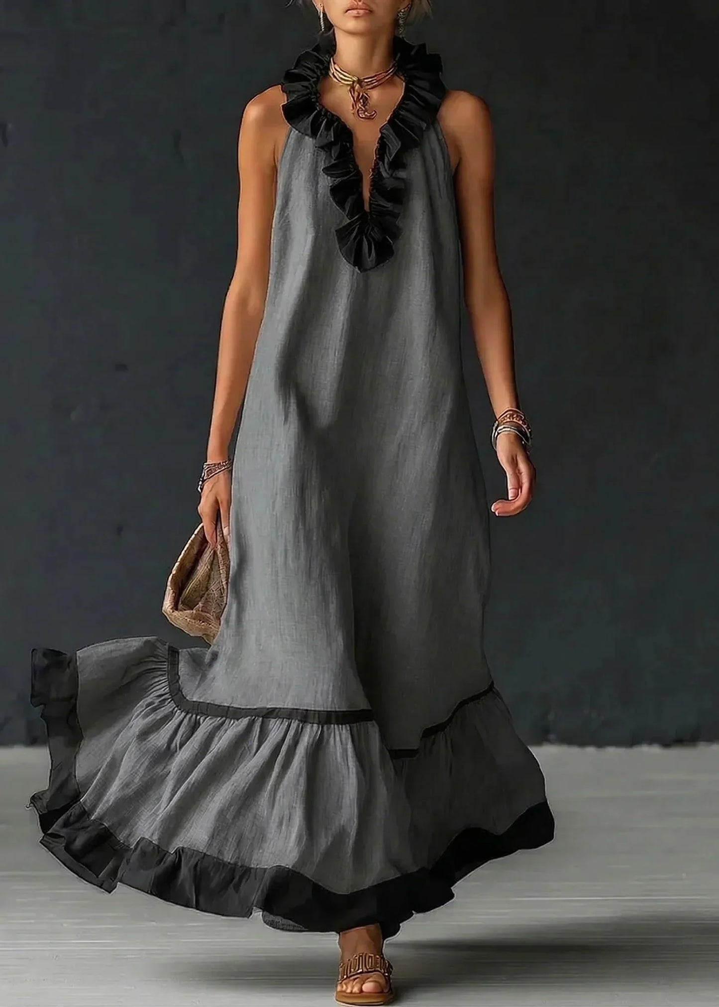 Vestido largo de mujer con volantes y cuello halter
