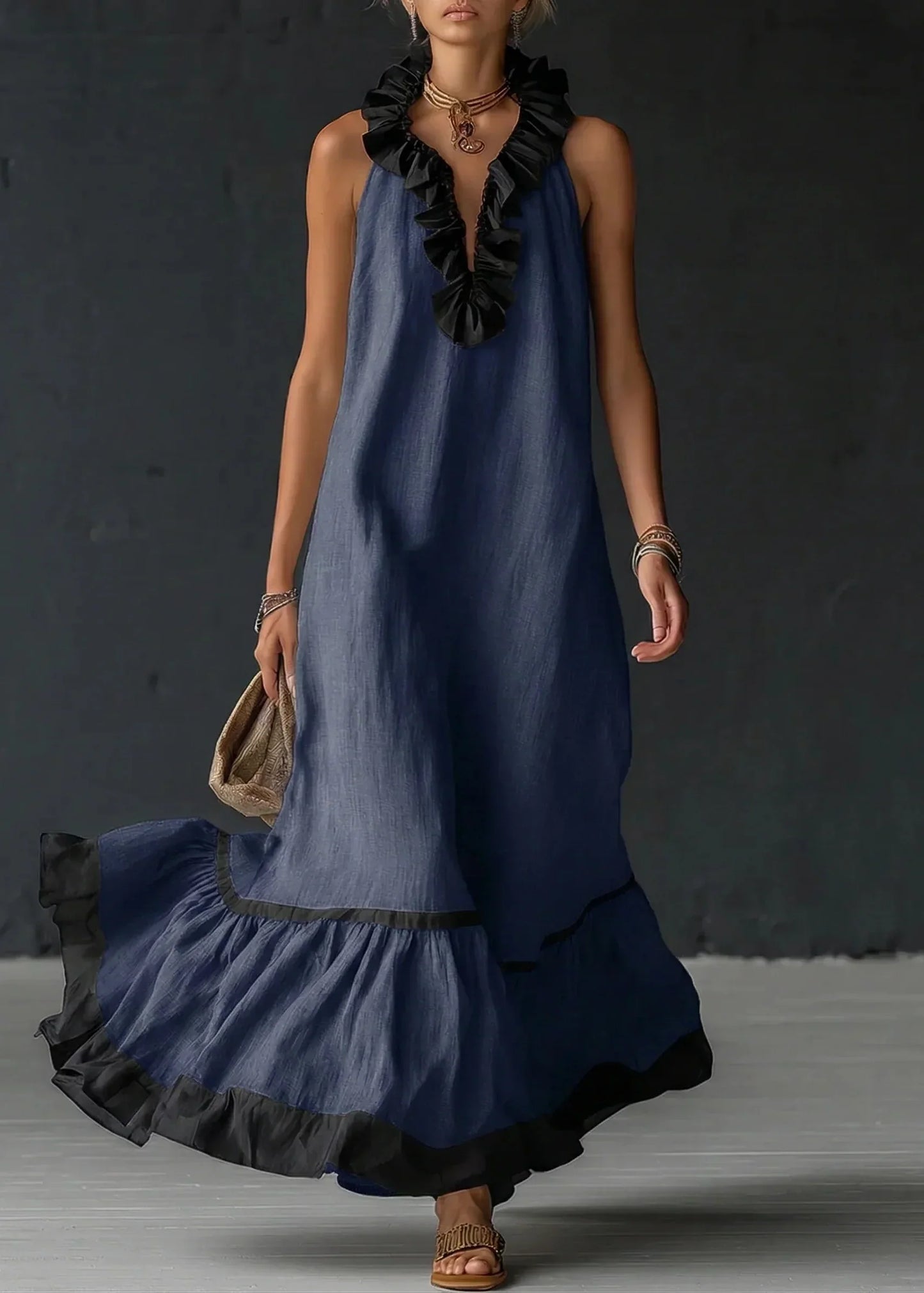 Vestido largo de mujer con volantes y cuello halter