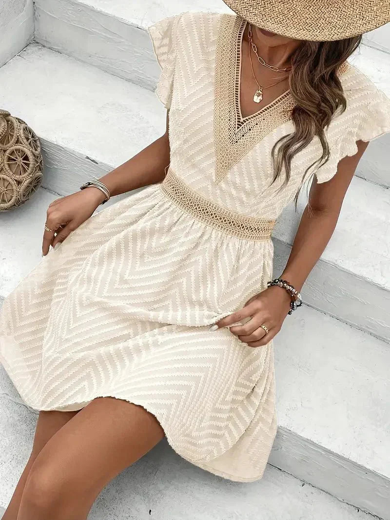 Vestido corto bordado para dama con escote en V y cintura entallada