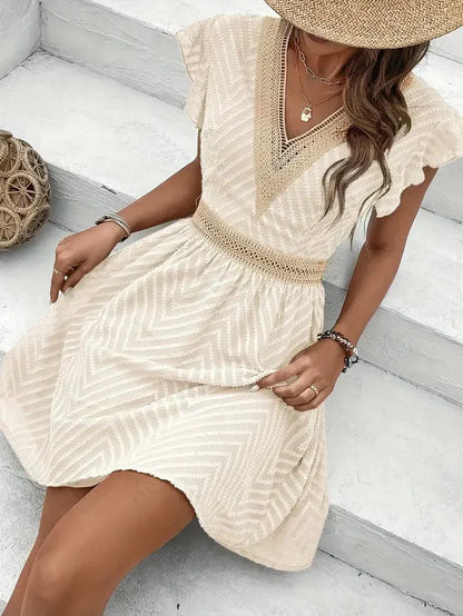 Vestido corto bordado para dama con escote en V y cintura entallada